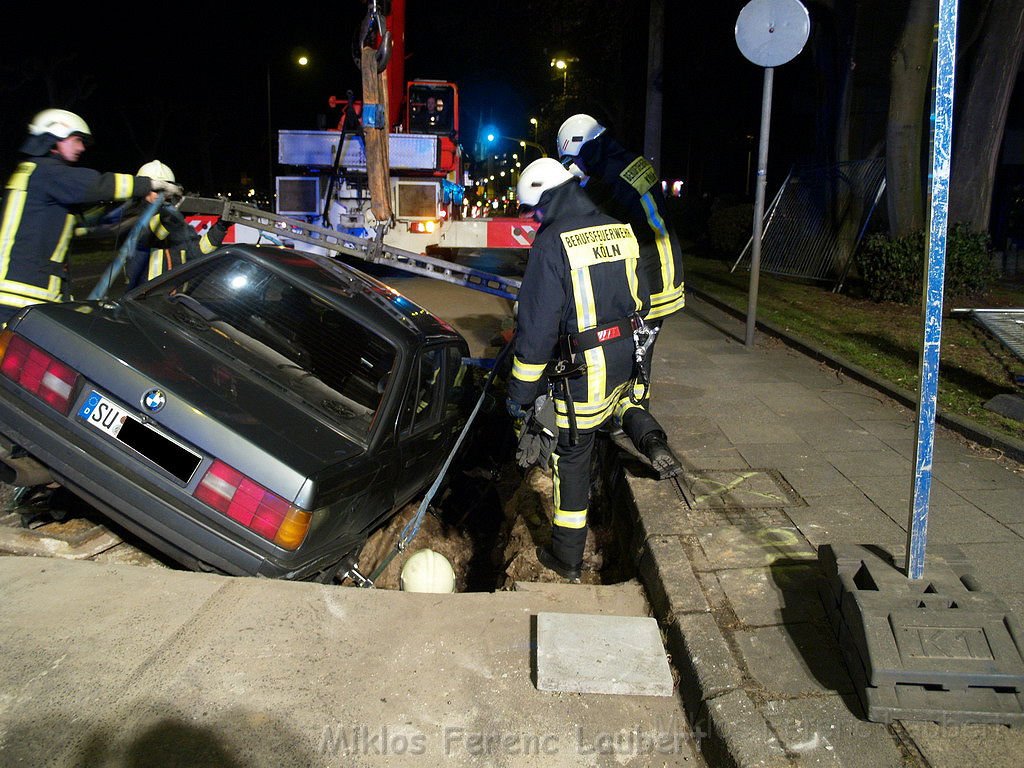 VU BMW fuhr in Baugrube Konrad Adenauer Ufer P29.JPG